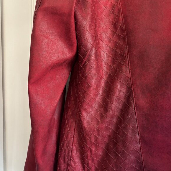Chico’s Red Faux Leather Moto Jacket Size 1 Gold Zip Detail - Picture 5 of 5